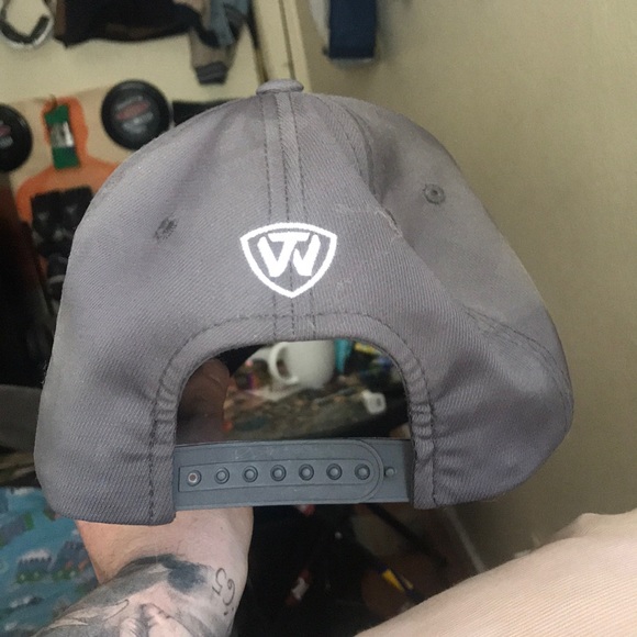 Snap back hat - Picture 3 of 3